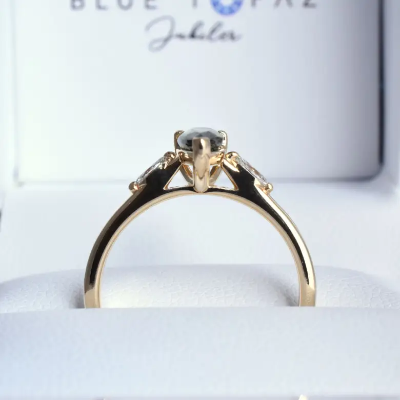 Pierścionek z aleksandrytem w szlifie gruszka